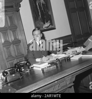 Prinz Claus in seiner Studie auf Schloss Drakensteyn Prinzen, Schlösser, Innenräume, Claus, Prinz, Utrechter (prov) Datum: 13. Oktober 1966 Standort: Baarn, Utrechter (prov) Schlüsselwörter: Innenräume, Schlösser, princsen persönlicher Name: Claus, Fürst Stockfoto