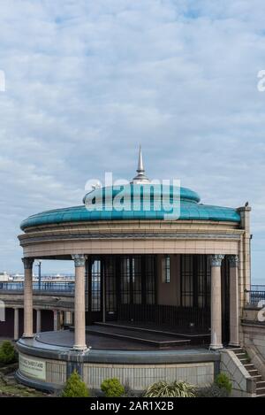 Der Bandstand an der Küste von Eastbourne, East Sussex Stockfoto