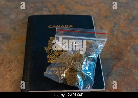 Marihuana-Beutel in einem kanadischen Pass. Thema des legalen Cannabiskonsums im Freizeitbereich. Stockfoto