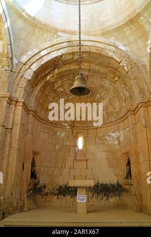 Innenbereich der oberen Etage der Surb Astvatsatsin-Kirche im Noravank Klosterkomplex, Armenien (mit Warnung auf Armenisch und Englisch) Stockfoto