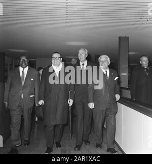 In Schiphol traf heute Morgen der ehemalige Premierminister der niederländischen Antillen und jetzt Bevollmächtigter Minister Dr. E. Jonckheer ein. Er wurde von Minister Bakker (rechts) abgeholt Datum: 22. Februar 1968 Ort: Noord-Holland, Schiphol Schlüsselwörter: Ankünfte, Minister, Flughäfen persönlicher Name: Bakker J A, Jonckheer E Stockfoto