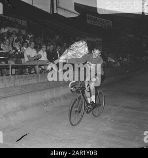 Radrennen der nationalen Bahnradweltmeisterschaften 1969 im Olympiastadion Amsterdam Rini Wagtmans reitet eine Runde mit Blumen aufgrund seiner Leistung bei der Tour De France Datum: 24. Juli 1969 Ort: Amsterdam, Noord-Holland Schlüsselwörter: Bahnradsport, Blumen, Sport, Stadien, Radsport, Radfahrer persönlicher Name: Wagtmans, Rini Stockfoto