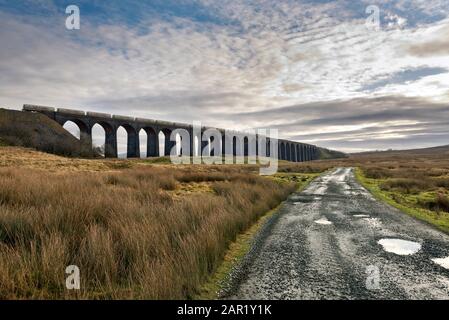 Ein Tanklastzug für Hansons Ribblesdale Zementwerke in Clitheroe überquert den Ribblehead Viadukt, in der Nähe von Ingleton, Yorkshire Dales National Park, Großbritannien. Stockfoto