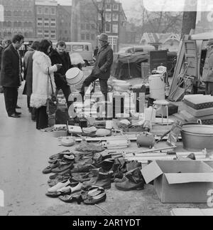 Public at Waterlooplein, Amsterdam Datum: 20 Februar 1971 Ort: Amsterdam, Noord-Holland Stockfoto