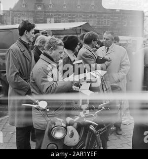 Public at Waterlooplein, Amsterdam Datum: 20 Februar 1971 Ort: Amsterdam, Noord-Holland Stockfoto