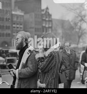 Public at Waterlooplein, Amsterdam Datum: 20 Februar 1971 Ort: Amsterdam, Noord-Holland Stockfoto