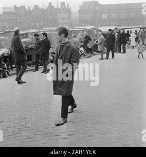 Public at Waterlooplein, Amsterdam Datum: 20 Februar 1971 Ort: Amsterdam, Noord-Holland Stockfoto