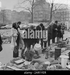 Public at Waterlooplein, Amsterdam Datum: 20 Februar 1971 Ort: Amsterdam, Noord-Holland Stockfoto