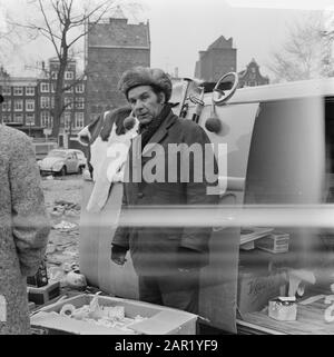 Public at Waterlooplein, Amsterdam Datum: 20 Februar 1971 Ort: Amsterdam, Noord-Holland Stockfoto