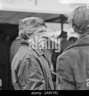 Public at Waterlooplein, Amsterdam Datum: 20 Februar 1971 Ort: Amsterdam, Noord-Holland Stockfoto