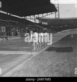 Radsport zum großen Preis von Amsterdam 1972 im Olympiastadion Olympisches A-Auswahl-Verfolgungsteam (Roy Schuiten, Gerard Kamper, Ad Dekkers) Datum: 22. Juni 1972 Ort: Amsterdam, Nordholland-Schlüsselwörter: Bahnradsport, Radsport, Mannschaftsverfolgung, Stadien, Radsport, Radsport, Radsport persönlicher Name: Kamper, Gerard, Schuiten, Peter, Schuiten, Roy Stockfoto