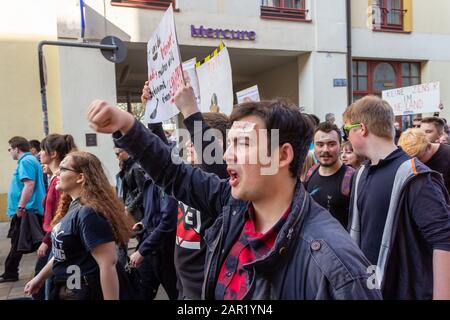 Erfurt, DEUTSCHLAND - 23. März 2019: Menschenmenge schreit und ruft ersten protestmarsch gegen neues Urheberrechtsgesetz der Europäischen union auf, nämlich "Artikel Stockfoto