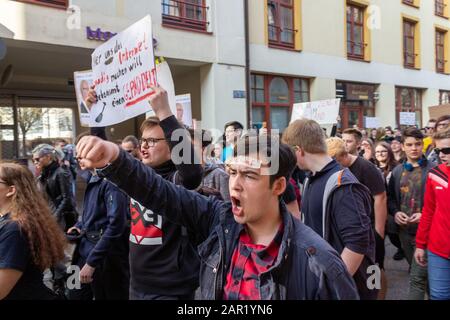 Erfurt, DEUTSCHLAND - 23. März 2019: Menschenmenge schreit und ruft ersten protestmarsch gegen neues Urheberrechtsgesetz der Europäischen union auf, nämlich "Artikel Stockfoto