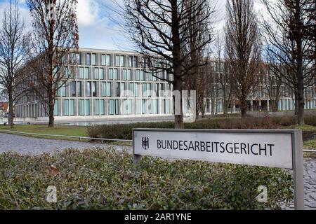 Erfurt, DEUTSCHLAND - 18. März 2019: Schild mit der Aufschrift "Bundesarbeitsgericht", was "Bundesarbeitsgericht" bedeutet, höchstes Arbeitsgericht in Deutschland. Gerichtsgebäude i Stockfoto