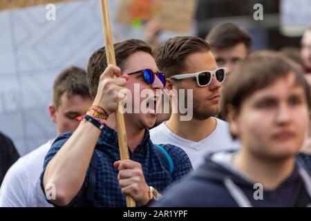 Erfurt, DEUTSCHLAND - 23. März 2019: Junger Teenager isoliert Geschrei und hält Zeichen bei Protestkundgebung gegen neues Urheberrecht der Europäischen union, na Stockfoto