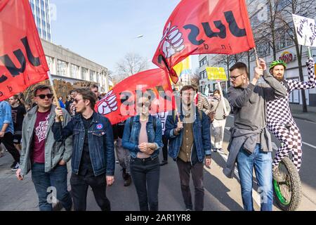 Erfurt, DEUTSCHLAND - 23. März 2019: Demonstrations-Demonstration "Head-On Protest march" gegen neues Urheberrecht durch die Europäische union, nämlich "Artikel 13". Mehr Stockfoto