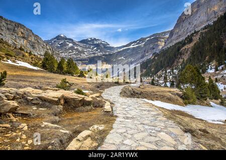 Strecke in Ordesa Valley Canyon Anfang April. Dies ist ein klassischer Spaziergang in den spanischen Pyrenäen. Huesca, Aragon, Spanien. Stockfoto