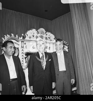 Eröffnung des IBM Schachturniers im Hiltonhotel in Amsterdam, ab links Petrosjan, Bürgermeister Samkalden und Spasski Datum: 16. Juli 1973 Ort: Amsterdam, Noord-Holland Schlagwörter: Drehorgel, Schach, Name der Sportperson: Petrosian, Tigran, Spassky, Boris Stockfoto