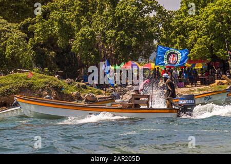 Einheimische aus Bougainville in einem kleinen Fährschiff mit dem Unabhängigkeitsfahne von Papua-Neuguinea gehisst Stockfoto