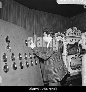 Eröffnung des IBM Schachturniers in Hiltonhotel in Amsterdam, Spasski während der Ziehung Datum: 16. Juli 1973 Ort: Amsterdam, Noord-Holland Schlüsselwörter: Drehorgeln, Schach, Sport Personname: Spassky, Boris Stockfoto