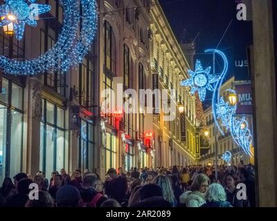 Lissabon, PORTUGAL - 09. Dezember 2017: Lisboa, PORTUGAL - 09. Dezember: Rua do Carmo zu Weihnachten am 9. Dezember 2017 in Lissabon, Portugal. Stockfoto