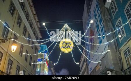 Lissabon, PORTUGAL - 09. Dezember 2017: Lisboa, PORTUGAL - 09. Dezember: Rua do Carmo zu Weihnachten am 9. Dezember 2017 in Lissabon, Portugal. Stockfoto