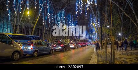 Lissabon, PORTUGAL - 09. Dezember 2017: Lisboa, PORTUGAL - 09. Dezember: Avenida da Lberdade zu Weihnachten am 9. Dezember 2017 in Lissabon, Portugal. Stockfoto