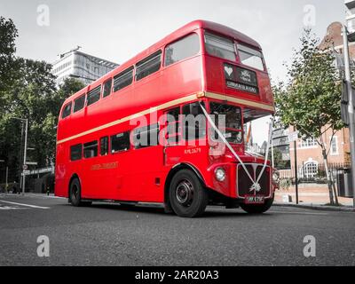 LONDON, GROSSBRITANNIEN - 06. OKTOBER 2017: LONDON - 6. OKTOBER 2017. Ein dedizierter Routemaster Doppeldeckbus transportiert Hochzeitsgäste von der Hochzeitsfeier Stockfoto