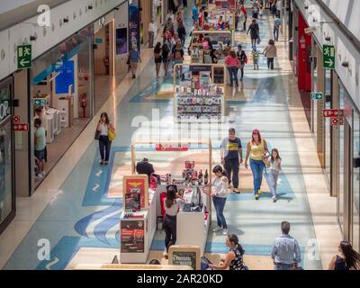 Lissabon, PORTUGAL - 15. Juli 2018: Lissabon, PORTUGAL - 15. JULI 2018: Menschenmenge Auf Der Suche Nach Sommerverkäufen In der Vasco da Gama Einkaufszentrum Mall. Stockfoto