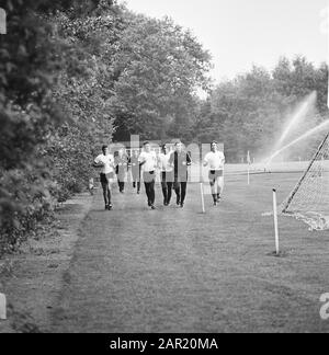 Kernploeg Holländisches Teamtreffen in Zeist im KNVB-Sportzentrum; v. l.n.r. Jongbloed, Brokamp, Mulder, Rep., Rensenbrink, Writers and Cruijff Datum: 21. Mai 1974 Ort: Zeist Schlüsselwörter: Sport , Trainings, Fußball persönlicher Name: Brokamp, Hans, Cruijff, Johan, Jongbloed, Jan, Mulder, Jan, Rensenbrink, Rob, Rep, Johnny, Writers, Piet Stockfoto