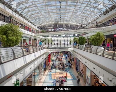 Lissabon, PORTUGAL - 15. Juli 2018: Lissabon, PORTUGAL - 15. JULI 2018: Menschenmenge Auf Der Suche Nach Sommerverkäufen In der Vasco da Gama Einkaufszentrum Mall. Stockfoto