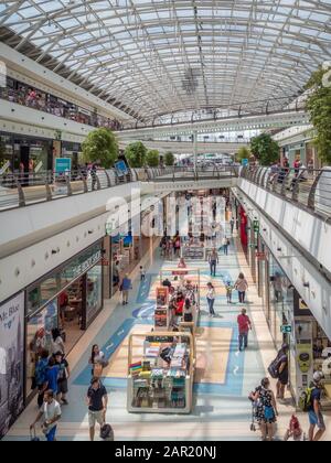 Lissabon, PORTUGAL - 15. Juli 2018: Lissabon, PORTUGAL - 15. JULI 2018: Menschenmenge Auf Der Suche Nach Sommerverkäufen In der Vasco da Gama Einkaufszentrum Mall. Stockfoto