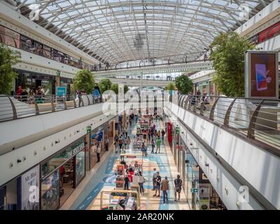 Lissabon, PORTUGAL - 15. Juli 2018: Lissabon, PORTUGAL - 15. JULI 2018: Menschenmenge Auf Der Suche Nach Sommerverkäufen In der Vasco da Gama Einkaufszentrum Mall. Stockfoto