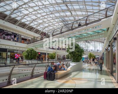 Lissabon, PORTUGAL - 15. Juli 2018: Lissabon, PORTUGAL - 15. JULI 2018: Menschenmenge Auf Der Suche Nach Sommerverkäufen In der Vasco da Gama Einkaufszentrum Mall. Stockfoto