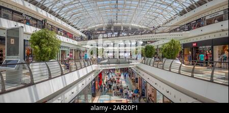 Lissabon, PORTUGAL - 15. Juli 2018: Lissabon, PORTUGAL - 15. JULI 2018: Menschenmenge Auf Der Suche Nach Sommerverkäufen In der Vasco da Gama Einkaufszentrum Mall. Stockfoto