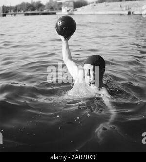 Schwimmtraining von Trainer Jan Stender Jan Stender selbst als Wasserballspieler Anmerkung: Standortpool Crailo Datum: 27. Juli 1948 Ort: Hilversum Schlagwörter: Sporttraining, Schwimmpersonenname: Stender, Jan Stockfoto