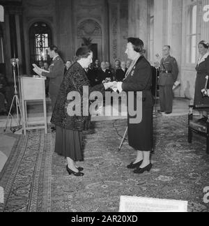 Während einer Zeremonie im Burgerzaal des Palastes auf dem Damplatz in Amsterdam gab Königin Juliana seine Ernennung zum Posthuum an die Witwe von General S. H. Spoor Commander des Militärbefehls von William bekannt. Zu den Witwen von Maj-Gen R. T. Overakker, lute. Kol. M. P. A. den Ouden, Res. Erste Laute. J. A. van Bijnen und Herr T. Dobbe sowie der Schwester des Soldaten J. F. Ketter Olivier teilte der Koningiu mit, dass sie posthum zum Ritter der vierten Klasse des Militärs Willemsorde ernannt worden seien. Datum: 28.September 1951 Ort: Amsterdam, Noord-Holland Schlüsselwörter: Auszeichnungen Personenname: Jul Stockfoto