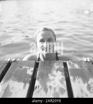 Schwimmtraining von Trainerin Jan Stender Schwimmerin Hanny Termeulen, Teilnehmerin an den Olympischen Spielen 1948 Anmerkung: Standortpool Crailo Datum: 27. Juli 1948 Ort: Hilversum Schlagwörter: Sporttraining, Schwimmen Personenname: Termeulen, Hanny Stockfoto