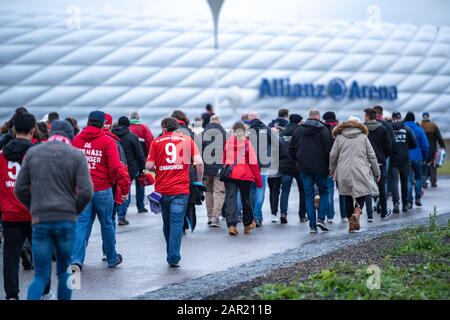 München, DEUTSCHLAND - 05. Oktober 2019: Fans des berühmten Fußballvereins FC Bayern München spielen in der deutschen bundesliga und Meister Liga laufen zu Allen Stockfoto