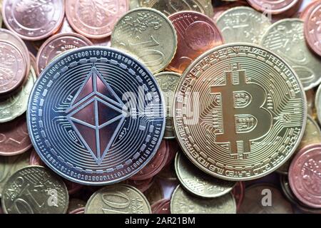 Nahaufnahme von zwei großen Münzen platziert auf Viele andere Stockfoto