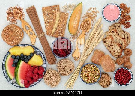 High Fiber Health Food for Fitness-Konzept mit Lebensmitteln, die Antioxidantien, Omega 3, Vitamine & Protein mit niedrigen GI-Werten für Diabetiker enthalten. Stockfoto