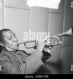 Louis Armstrong besucht Amsterdam Datum: 29. Oktober 1955 Ort: Amsterdam, Noord-Holland Schlüsselwörter: Besuche, Trompeten-Personal Name: Armstrong, Louis Stockfoto