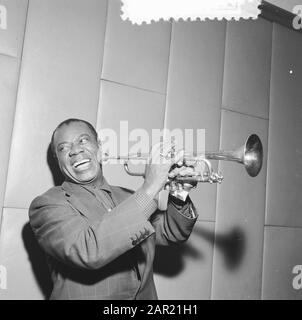 Louis Armstrong besucht Amsterdam Datum: 29. Oktober 1955 Ort: Amsterdam, Noord-Holland Schlüsselwörter: Besuche, Trompeten-Personal Name: Armstrong, Louis Stockfoto