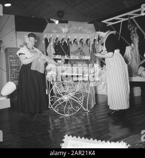 RAI Bautextile Messe Volendam und Walcheren am Messetag: 23. Januar 1956 Standort: Noord-Holland, Volendam, Walcheren Schlüsselwörter: Gebäude, textile Institution Name: RAI Stockfoto