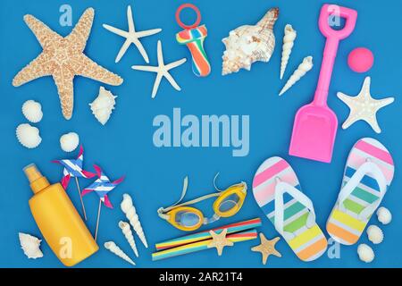 Symbole für den Sommerhintergrund mit Sonnenschutzlotion, Seashells, Strandspielzeug, Rockbonbons und Strandkleidung. Themenkonzept Sommerurlaub auf blau. Stockfoto