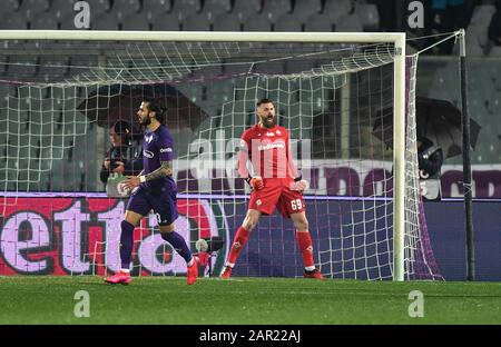 Firenze, Italien. Januar 2020. Firenze. Italien. 25. Januar 2020. Der Spieler acf Fiorentina bartlomiej Dragowski Glück nach Parato-Strafe ein Spieler von genua cfc domenico criscito während Fiorentina gegen Genua, italienische Fußball Serie A Männer Meisterschaft in Firenze, Italien, 25. Januar 2020 Kredit: Unabhängige Fotoagentur/Alamy Live News Stockfoto