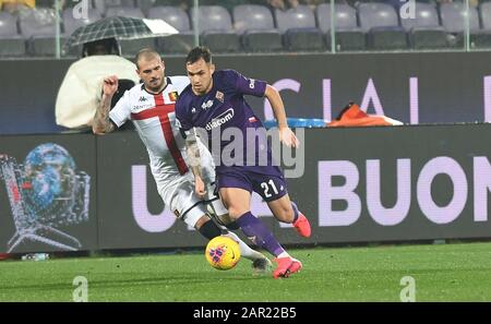 Firenze, Italien. Januar 2020. Firenze. Italien. Januar 2020. Der Spieler von acf fiorentina pol lirola in Aktion während Fiorentina gegen Genua, italienische Fußball-Serie-A-Männermeisterschaft in Firenze, Italien, 25. Januar 2020 Kredit: Unabhängige Fotoagentur/Alamy Live News Stockfoto