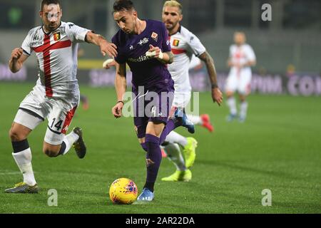 Firenze, Italien. Januar 2020. Firenze, Italien. Januar 2020. Der Spieler von acf fiorentina gaetano castrovilli im Gegensatz zu dem Spieler von genua cfc davide biraschi während Fiorentina gegen Genua, italienische Fußball-Serie-A-Männermeisterschaft in Firenze, Italien, 25. Januar 2020 Kredit: Unabhängige Fotoagentur/Alamy Live News Stockfoto