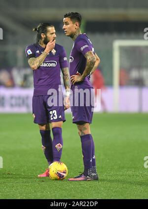 Firenze, Italien. Januar 2020. Firenze. Italien. Januar 2020. Spieler von acf Fiorentina lorenzo Venuti und Spieler von acf Fiorentina erick Pulgar während Fiorentina gegen Genua, italienische Fußball-Serie-A-Männermeisterschaft in Firenze, Italien, 25. Januar 2020 Kredit: Unabhängige Fotoagentur/Alamy Live News Stockfoto