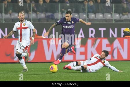 Firenze, Italien. Januar 2020. Firenze. Italien. Januar 2020. Der Spieler von acf fiorentina pol lirola im Gegensatz zu dem Spieler von genua cfc lasse während Fiorentina gegen Genua, italienische Fußball-Serie-A-Männermeisterschaft in Firenze, Italien, 25. Januar 2020 Kredit: Unabhängige Fotoagentur/Alamy Live News Stockfoto